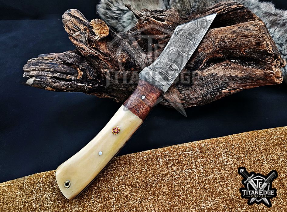 Personalized Handcrafted Damascus Hunting Knife, 8.5-Inch Full Tang Skinning Blade, Bushcraft EDC Tool, Wood Handle Camping Tool